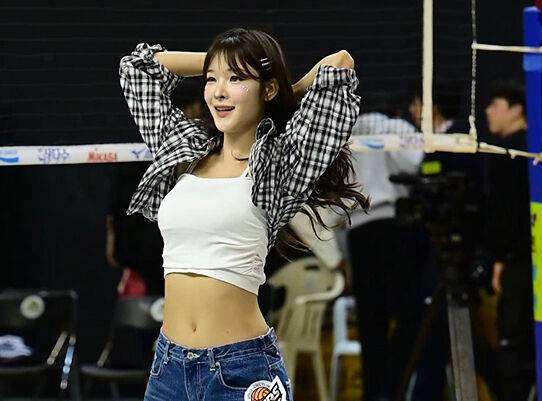 KB손해보험 유보영 치어리더가 공연을 펼치고 있다. / 동영상 캡쳐