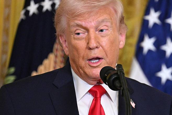 도널드 트럼프 미국 대통령이 12일(현지시간) 워싱턴DC 백악관 이스트룸에서 열린 여성의 달 기념 행사에서 연설하고 있다. [AFP]