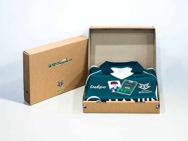 한진의 인플루언서 특화 물류 서비스 ‘원스타’를 통해 배송되는 한진 브리온 공식 유니폼 패키지. [한진 제공]