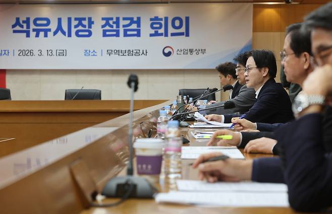 김정관 산업통상부 장관이 13일 서울 종로구 무역보험공사에서 열린 석유시장 점검회의에서 발언하고 있다. [연합]