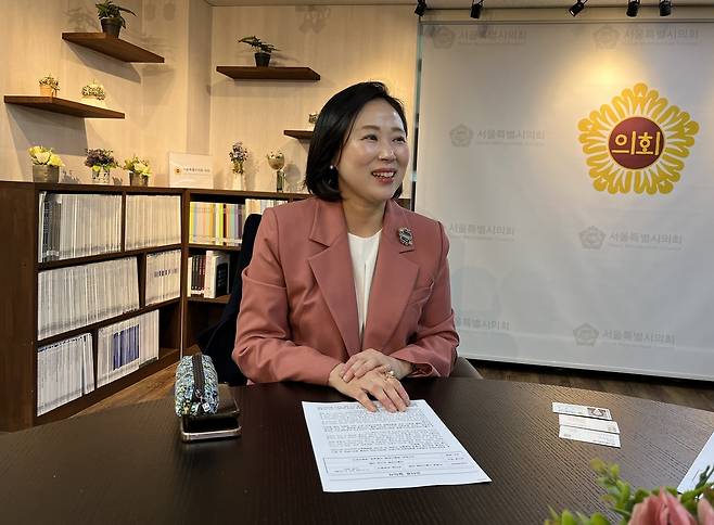 이새날 서울시의원은 “국민 세금으로 지은 학교 복합시설을 위탁 운영하는 민간 사업자가 학교당국을 위협하고 ‘먹튀’ 사기를 벌이는 사건이 다시는 벌어져서는 안 된다”고 강조한다.