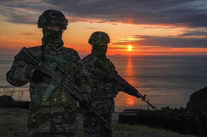 지난 22일 서해 최전방 말도에서 해병대 장병들이 일몰 시간 해안경계작전 임무를 수행하고 있다.[사진=해병대사령부 제공]