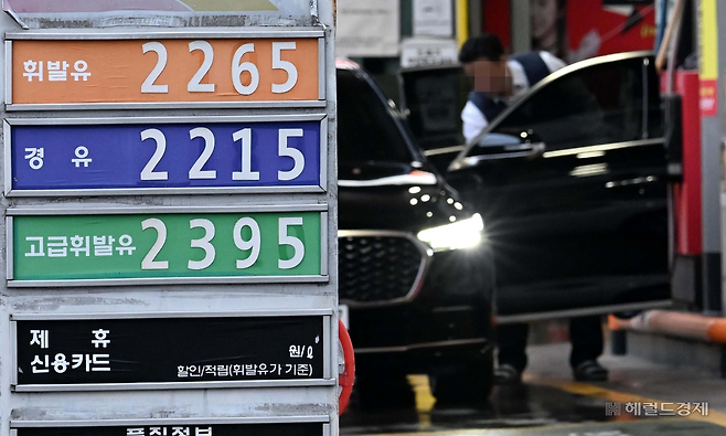 국제유가가 급등세를 보이고 있는 가운데 지난 3일 오전 서울 시내 한 주유소에 휘발유, 경유 등의 가격이 표시돼 있다. 이상섭 기자
