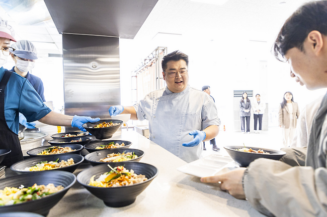 이원일 셰프가 지난 11일 서울시립대학교 학생식당에서 배식에 나선 모습. [서울시립대학교 제공]