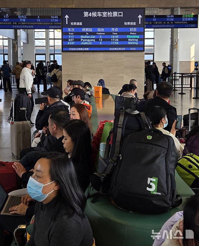 [베이징=뉴시스]박정규 특파원 =  코로나19 확산을 계기로 2020년 1월 중단됐던 중국 베이징과 북한 평양을 잇는 열차가 6년만에 재개된 12일 중국 베이징역 대합실 전광판에 평양행 열차 시간이 표시되고 있다. 2026.03.12. pjk76@newsis.com