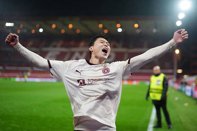 [노팅엄=AP/뉴시스] 미트윌란(덴마크)의 조규성이 12일(현지 시간) 영국 노팅엄의 더 시티 그라운드에서 열린 2025-26 유럽축구연맹(UEFA) 유로파리그(UEL) 16강 1차전 노팅엄 포레스트와 경기 후반 35분 선제 결승 골을 넣고 환호하고 있다. 미트윌란이 1-0으로 승리하며 2차전을 남겨뒀다. 2026.03.13.