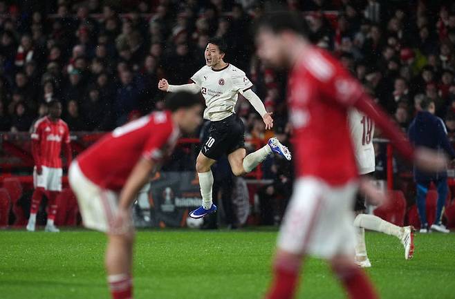 [노팅엄=AP/뉴시스] 미트윌란(덴마크)의 조규성이 12일(현지 시간) 영국 노팅엄의 더 시티 그라운드에서 열린 2025-26 유럽축구연맹(UEFA) 유로파리그(UEL) 16강 1차전 노팅엄 포레스트와 경기 후반 35분 선제 결승 골을 넣고 환호하고 있다. 미트윌란이 1-0으로 승리하며 2차전을 남겨뒀다. 2026.03.13.