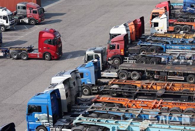 [부산=뉴시스] 하경민 기자 = 중동 사태로 인한 고유가 여파로 물류업계 부담이 커진 11일 부산 남구의 한 주차장에 대형 화물차들이 줄지어 멈춰서 있다. 2026.03.11. yulnetphoto@newsis.com