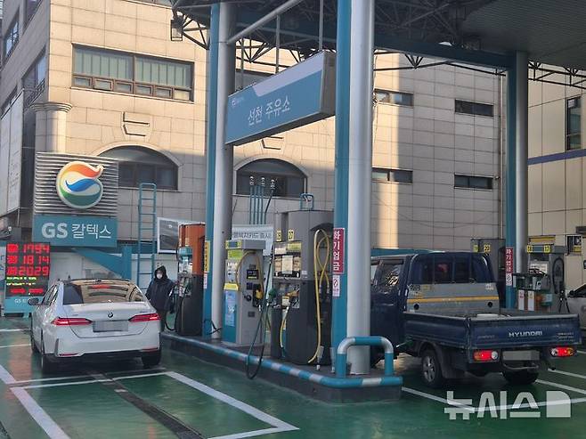 [서울=뉴시스] 조수원 기자 = 석유 최고가격제가 시행된 첫날인 13일 오전 서울 서초구의 한 주유소에서 차량들이 기름을 넣고 있다.2026.03.13.tide1@newsis.com