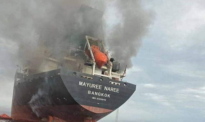 [서울=뉴시스]호르무즈 해협을 항해하던 태국 화물선 마유레 나레호가 11일 공격을 받았다고 태국 해군이 밝혔다. 해군은 현재까지 20명의 승무원이 구조돼 오만으로 이송됐다고 덧붙였다. 사진은 공격받은 마유레 나레호의 모습. <사진 출처 : 스플래시247닷컴> 2026.03.11.