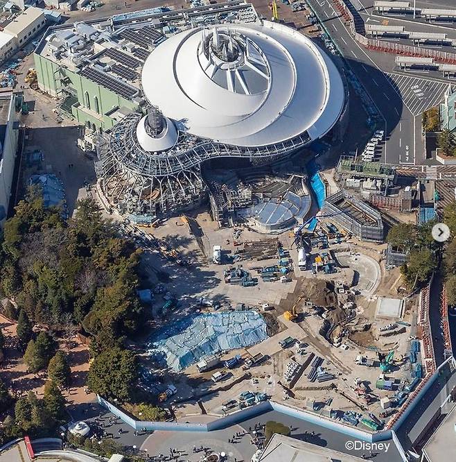 [뉴시스]리뉴얼 공사로 지난해 철거된 일본 도쿄 디즈니랜드의 실내 롤러코스터 '스페이스 마운틴'이 재개장 소식을 알렸다. (사진 = @tokyodisneyresort_official 인스타그램 캡처) *재판매 및 DB 금지