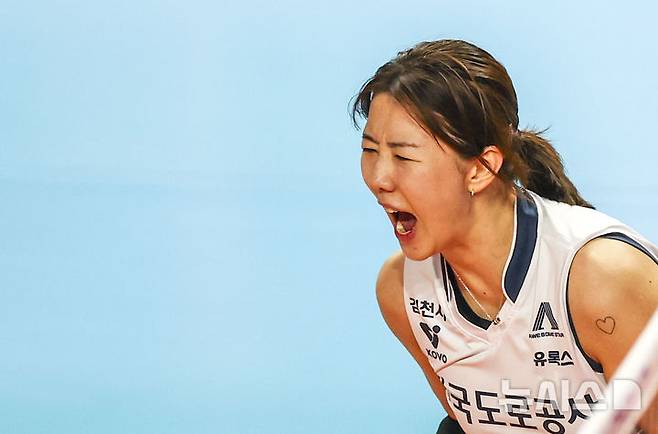 [인천=뉴시스] 정병혁 기자 = 13일 인천 부평구 인천삼산월드체육관에서 열린  2025-2026 프로배구 V리그 여자부 흥국생명과 한국도로공사의 경기, 한국도로공사 강소휘가 포효하고 있다. 2026.03.13. jhope@newsis.com
