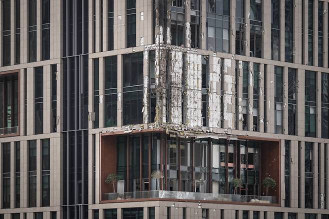 [속보] 두바이 국제금융센터에서 폭발…건물 일부 손상