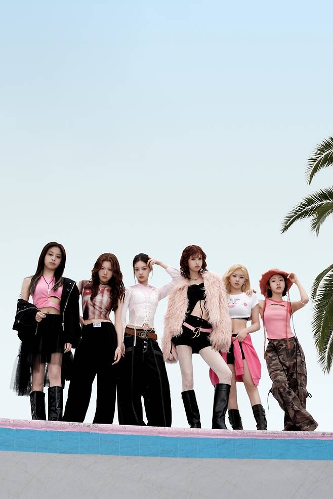 앳하트는 지난달 26일 '셧 업', 이달 11일 '버터플라이 도어스'를 각각 발매했다. 타이탄콘텐츠 제공