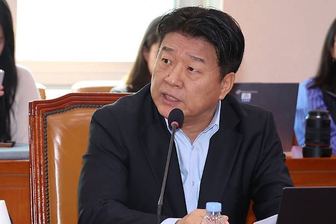 더불어민주당 양문석 의원이 22일 서울 여의도 국회에서 열린 문화체육관광위원회의 국립중앙박물관, 국립중앙도서관 등에 대한 국정감사에서 정용석 국립박물관문화재단 사장에게 김건희 여사의 경복궁 근정전 용상 착석 의혹에 관해 추궁하고 있다. 연합뉴스