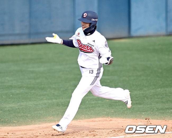 [OSEN=이천, 최규한 기자] 12일 경기도 이천 두산베어스파크에서 ‘2026 신한 SOL KBO리그’ 시범경기 두산 베어스와 키움 히어로즈의 경기가 열렸다.시범경기는&nbsp;오늘(12일)부터&nbsp;오는 24일까지 진행되며, 각 팀이 12경기씩 치러 총 60경기가 펼쳐질 예정이다.6회말 2사 1,2 루 상황 두산 이유찬이 달아나는 좌월 스리런포를 날리고 그라운드를 돌며 기뻐하고 있다. 2026.03.12 / dreamer@osen.co.kr