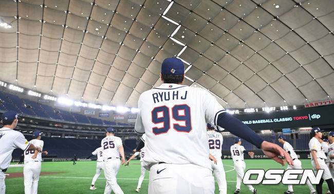 [OSEN=도쿄(일본), 손용호 기자] 34일 일본 도쿄 도쿄돔에서 월드베이스볼클래식(WBC)대회를 하루 앞두고 한국 대표팀이 공식 훈련을 가졌다.우리 대표팀은 5일 일본 도쿄돔에서 체코와 WBC 조별리그 1차전에서 격돌한다.류현진이 훈련전 스트레칭을 하고 있다. 2026.03.04 /spjj@osen.co.kr
