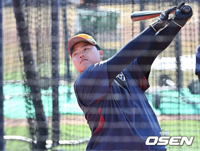 [OSEN=부산, 이석우 기자] 13일 부산 사직야구장에서 2026 신한 SOL KBO 리그 롯데 자이언츠와 KT 위즈의 시범경기가 열린다. WBC 차출 선수가 없는 롯데는 전날 경기에서 사실상의 베스트 라인업으로 KT를 4-3으로 꺾고 역전승을 거뒀다.롯데 자이언츠 한동희가 타격 훈련을 하고 있다. 2026.03.13 / foto0307@osen.co.kr