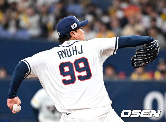 [OSEN=오사카(일본), 손용호 기자] 2일 일본 오사카 교세라돔에서 월드베이스볼클래식(WBC) 공식 연습 경기 한국 야구 대표팀과 한신 타이거스의 경기가 열렸다.우리 대표팀은 3일 같은 장소에서 오릭스 버팔로스와 연습 경기 2차전을 치른 뒤 5일 일본 도쿄돔에서 체코와 WBC 조별리그 1차전에서 격돌한다.6회말 한국 류현진이 역투하고 있다. 2026.03.02 /spjj@osen.co.kr