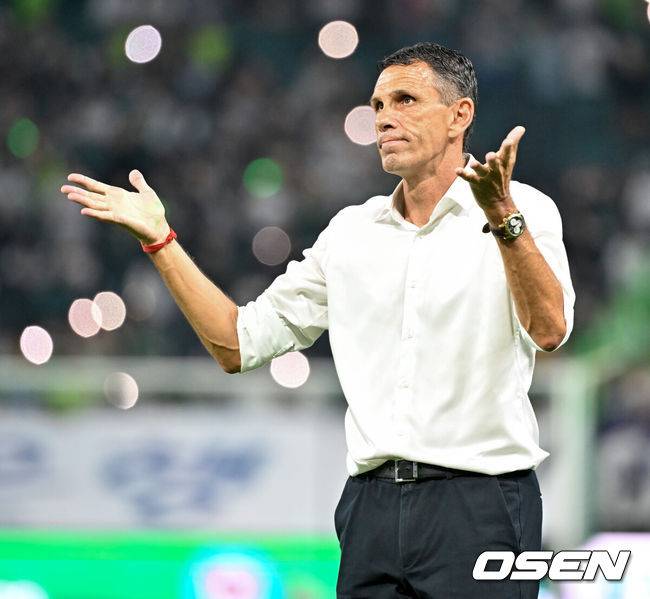 [OSEN=전북, 민경훈 기자] 8일 오후 전주월드컵경기장에서 하나은행 K리그1 2025 25라운드 전북현대와 FC안양의 경기가 열렸다.  이 경기에서 전북은 박진섭의 선제골과 이승우의 결승골이 터져 FC안양을 2-1로 이겼다.&nbsp;무려 21경기 연속 무패(16승5무)를 달린 전북(17승6무2패, 승점 57점)은 압도적 선두를 지켰다. 전북 거스 포옛 감독이 경기를 마치고 전북 축구팬들에게 인사를 하고 있다. 2025.08.08 / rumi@osen.co.kr