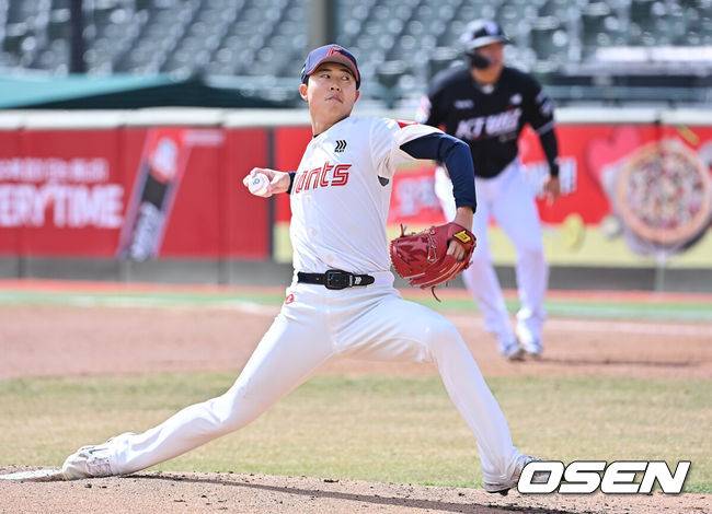 [OSEN=부산, 이석우 기자] 13일 부산 사직야구장에서 2026 신한 SOL KBO 리그 롯데 자이언츠와 KT 위즈의 시범경기가 열렸다. 홈팀 롯데는 쿄야마가 방문팀 KT는 보쉴리가 선발 출전했다.롯데 자이언츠 선발 투수 쿄야마가 역투하고 있다. 2026.03.13 / foto0307@osen.co.kr
