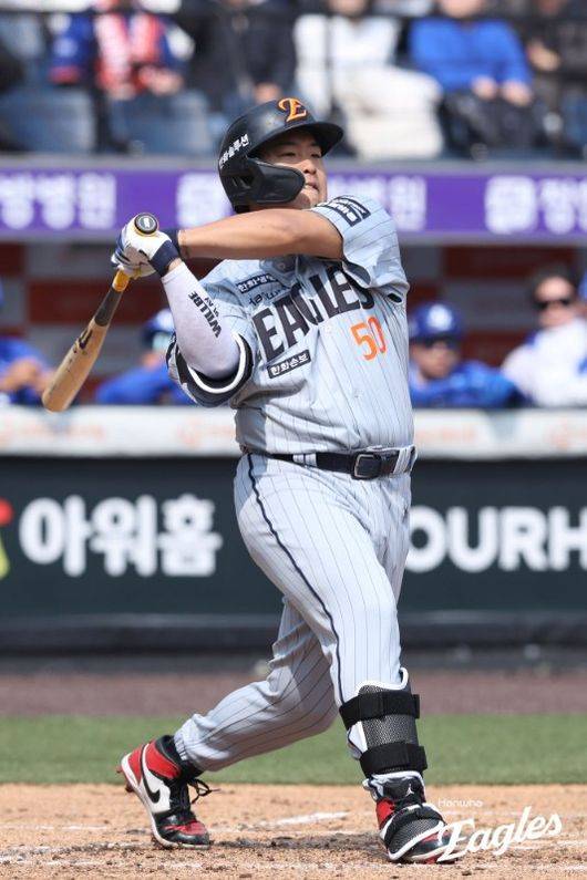 한화 이글스 강백호는 13일 대전 한화생명 볼파크에서 열린 2026 신한 SOL KBO리그 삼성 라이온즈와의 시범경기에서 3번 지명타자로 선발 출전, 6회말 삼성 우완 이승현 상대 몬스터월을 넘어가는 솔로 홈런을 터뜨렸다. 한화 이글스