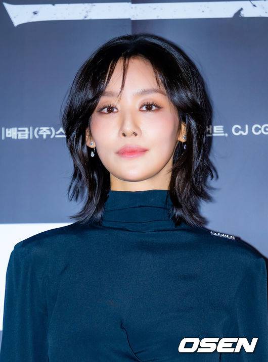 [OSEN=민경훈 기자] 12일 오후 서울 용산 CGV용산아이파크몰에서 영화 '시스터' 언론 배급 시사회가 열렸다.거액의 몸값을 노리고 언니를 납치한 ‘해란’(정지소)과 모든 것을 계획한 ‘태수’(이수혁), 그리고 이를 벗어나려 극한의 사투를 펼치는 인질 ‘소진’ 사이에 감춰진 진실을 파헤치는 납치 스릴러 영화&nbsp;‘시스터’(감독 진성문)는 오는 28일 극장 개봉 예정이다.배우 차주영이 포토타임을 하고 있다. 2026.01.12 / rumi@osen.co.kr