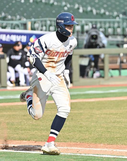 [OSEN=부산, 이석우 기자] 13일 부산 사직야구장에서 2026 신한 SOL KBO 리그 롯데 자이언츠와 KT 위즈의 시범경기가 열렸다. 홈팀 롯데는 쿄야마가 방문팀 KT는 보쉴리가 선발 출전했다.롯데 자이언츠 김한홀이 6회말 2사 1,2루 중견수 앞 안타를 치고 진루하고 있다. 2026.03.13 / foto0307@osen.co.kr