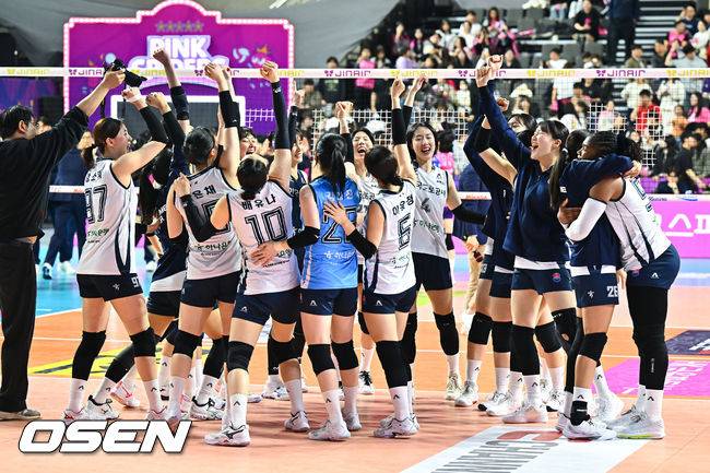 [OSEN=삼산월드체(인천), 박준형 기자] 한국도로공사가 8년 만에 정규리그 1위를 확정했다. 한국도로공사 선수들이 우승 기쁨을 나누고 있다. 2026.03.13 / soul1014@osen.co.kr