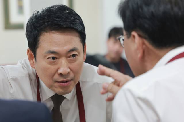 ▲국민의힘 장동혁 대표가 13일 서울 영등포시장 내 한 식당을 방문해 점심을 먹으며 송언석 원내대표와 대화하고 있다. ⓒ연합뉴스