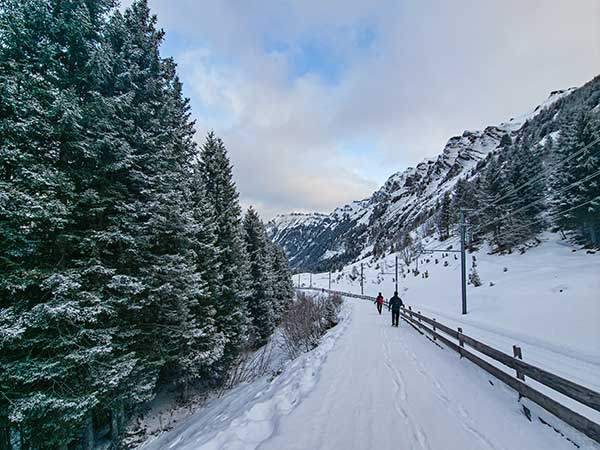 무인역 알멘드가 다가오면 라우버호른(2,472m) 능선이 섬세한 굴곡을 드러낸다.
