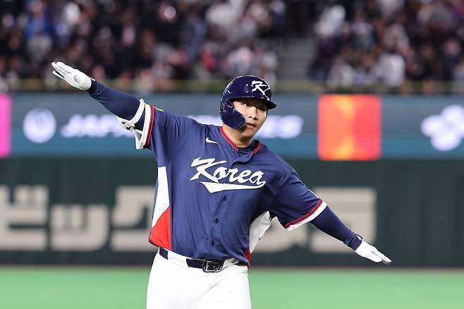 지난 9일 일본 도쿄돔에서 열린 2026 WBC 조별리그 C조 4차전 한국과 호주의 경기, 2회초 무사 주자 1루 한국 문보경이 2점 홈런을 친 뒤 그라운드를 돌고 있다. 뉴시스