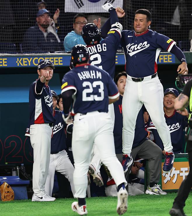 지난 9일 일본 도쿄돔에서 열린 2026 WBC 조별리그 C조 4차전 대한민국과 호주의 경기. 2회초 무사 1루 한국 류지현 감독이 우중간 투런 홈런을 친 문보경을 가리키고 있다. 연합뉴스