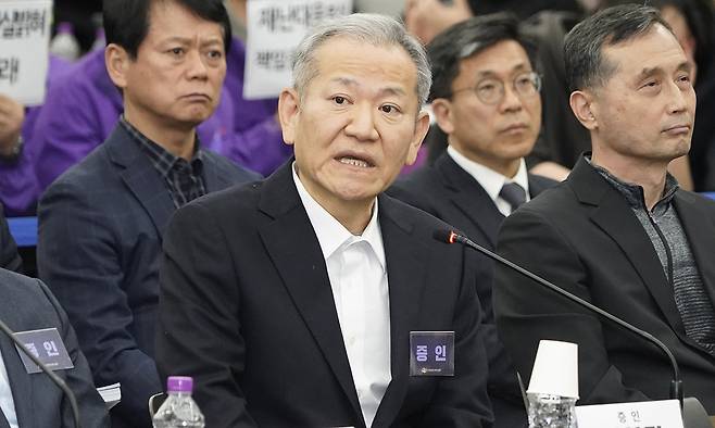 이상민 전 행정안전부 장관이 12일 서울 중구 은행회관에서 열린 10·29이태원참사 진상규명 청문회에서 심문 질의에 답하고 있다. 연합뉴스