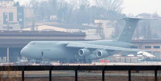 11일 경기 평택시 주한미군 오산공군기지에 C-5 수송기가 계류되어 있다. 평택=뉴스1