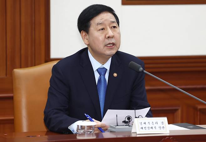 구윤철 경제부총리 겸 재정경제부 장관이 12일 오후 서울 종로구 정부서울청사 영상회의실에서 열린 '민생물가 특별관리 관계장관 TF 회의'에서 석유 최고가격제 시행 등을 발표하고 있다. 뉴스1