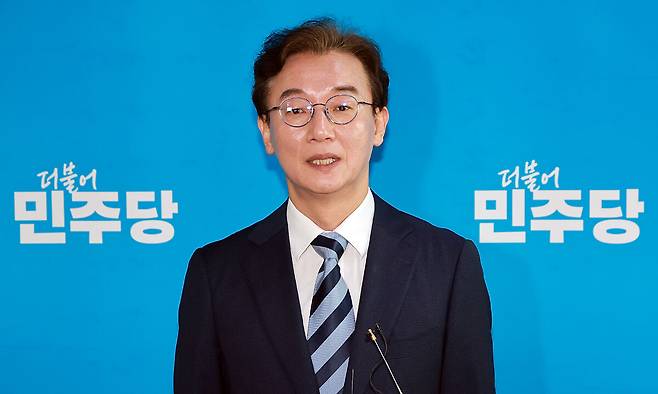더불어민주당 전재수 의원이 12일 국회에서 민주당 정청래 대표와 면담을 마치고 면담 내용을 설명하고 있다. 연합뉴스