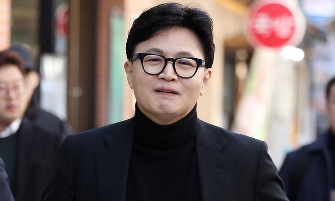 지난 2월 25일 대구 중구 교동을 찾은 국민의힘 한동훈 전 대표가 거리를 살펴보고 있다. 연합뉴스