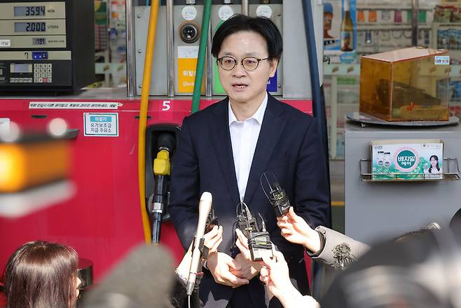 김정관 산업통상부 장관이 13일 서울시 마포구 한 주유소를 방문해 석유제품 가격·품질·유통 검사 참관을 마친 뒤 브리핑 하고 있다.