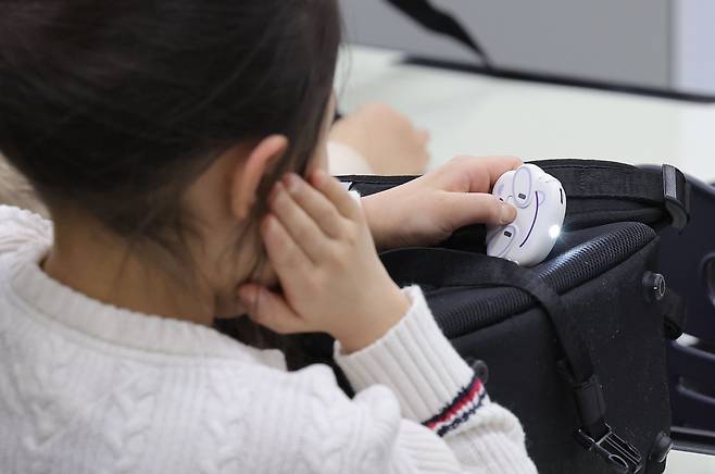 13일 서울 용산구의 한 초등학교에서 1학년 학생이 내 아이 지키는 초등 안심벨을 시연해보고 있다./2026.03.13./이재문 기자