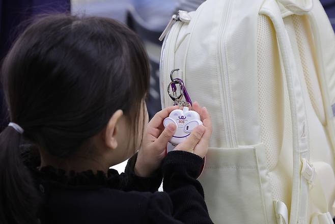 13일 서울 용산구의 한 초등학교에서 1학년 학생이 내 아이 지키는 초등 안심벨을 시연해보고 있다.