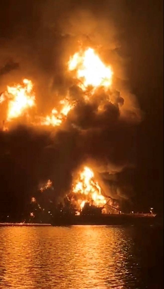 유조선서 치솟는 불기둥 - 11일(현지시간) 이라크 영해에서 이란의 공격을 받은 유조선이 불기둥과 검은 연기에 휩싸여 있다. 로이터 연합뉴스