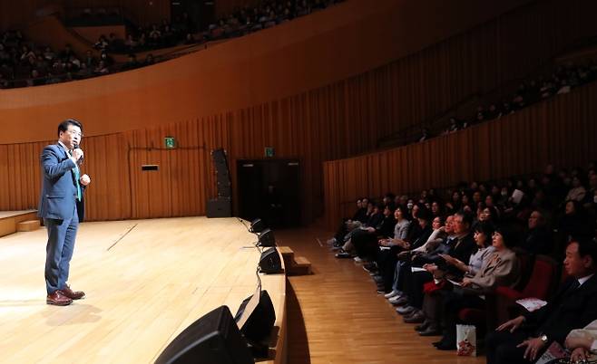 서강석 서울 송파구청장이 지난 10일 롯데콘서트홀에서 열린 ‘2026 송파 신춘음악회’를 찾은 구민들에게 인사말을 하고 있다. 송파구 제공