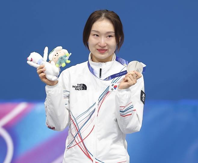 최민정이 21일(한국시간) 이탈리아 밀라노 아이스스케이팅 아레나에서 열린 2026 밀라노·코르티나담페초 동계올림픽 쇼트트랙 여자 1500m 시상식에서 눈물을 글썽인 채 은메달을 들어보이고 있다. 2026.2.21 밀라노 연합뉴스