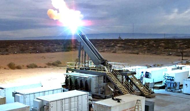 미국 뉴멕시코 화이트샌즈 미사일 시험장에서 미 해군이 개발 중인 전자기 레일건 시제품이 시험 발사되고 있다. 이 장면은 미 해군 해상전투센터 포트휴니미(NSWC PHD)의 시험 장면으로 알려졌다. 미 해군