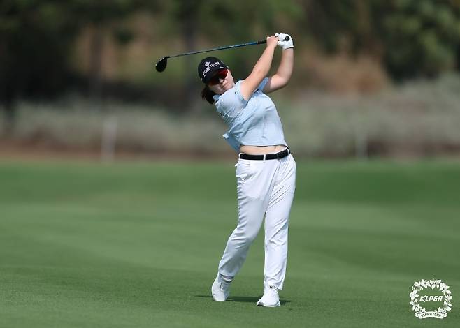홍정민이 13일 태국 촌부리의 아마타 스프링스CC에서 열린 KLPGA투어 리쥬란 챔피언십 2라운드에서 아이언샷을 날리고 있다.KLPGA 제공.