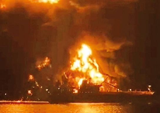 이란이 11일(현지시간) 이라크 바스라 항구의 유조선 두 척을 공격해 불길이 치솟고 있다. 연합뉴스