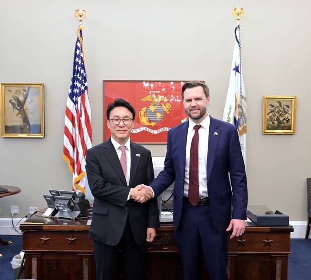 김민석(왼쪽) 국무총리와 JD 밴스 미국 부통령이 12일(현지 시간) 워싱턴DC 백악관에서 만나 악수하고 있다. 김 총리가 밴스 부통령을 만난 것은 지난 1월 23일에 이어 올해에만 두 번째다. 연합뉴스