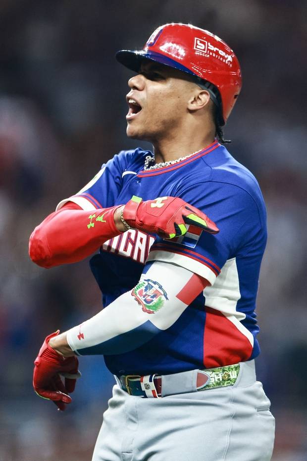 도미니카공화국의 후안 소토가 11일(현지 시간) 월드베이스볼클래식(WBC) 1라운드 최종전 베네수엘라와의 경기에서 투런 홈런을 친 뒤 세리머니를 하고 있다. AFP연합뉴스