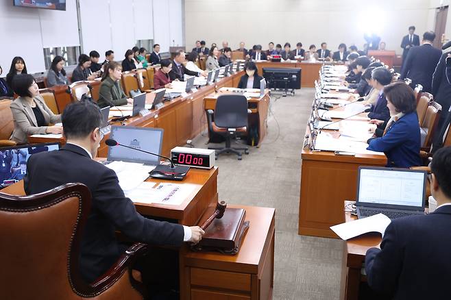 박주민 위원장이 13일 서울 여의도 국회에서 열린 보건복지위원회 전체회의에서 의사봉을 두드리고 있다. 뉴스1